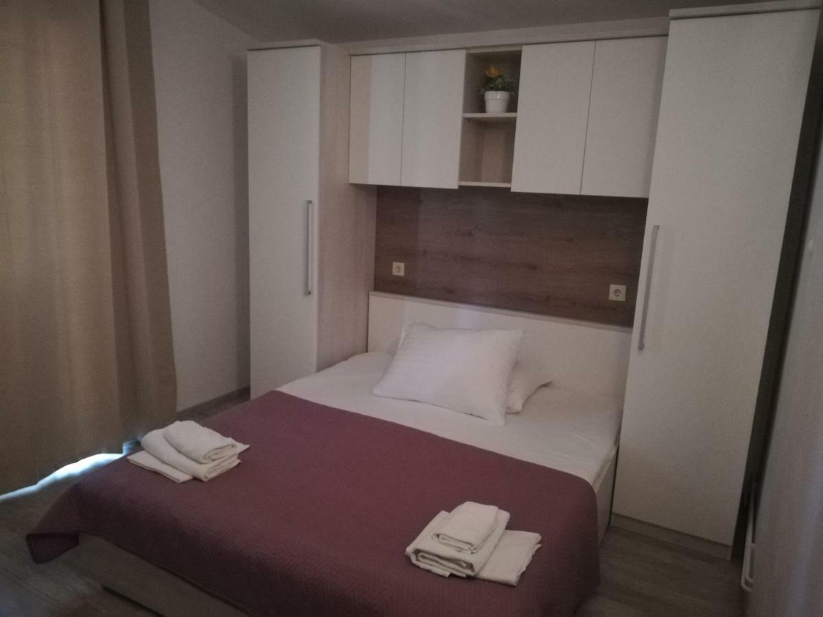 Apartmani Roko Drvenik  Rom bilde